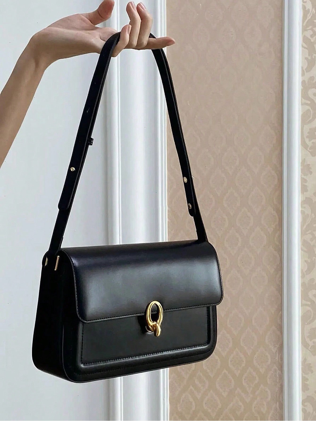 Bolsa Crossbody com Design Clássico e Fecho Metálico