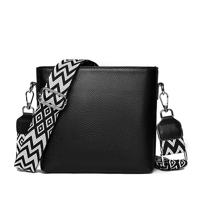 Bolsa de Couro com Alça Larga Estampada