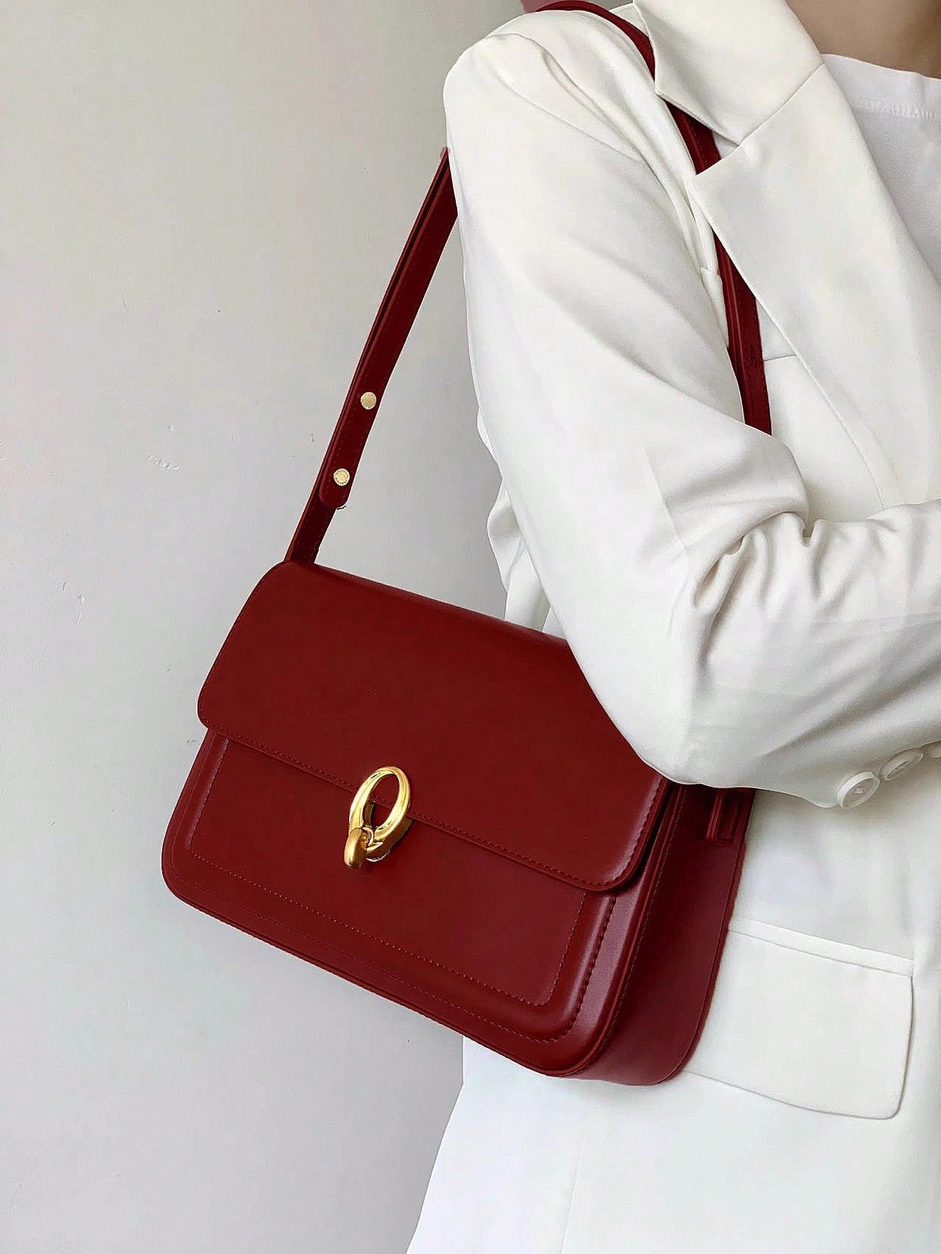 Bolsa Crossbody com Design Clássico e Fecho Metálico